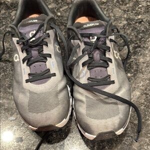 On Cloudflow Running Shoes - Black and Gray